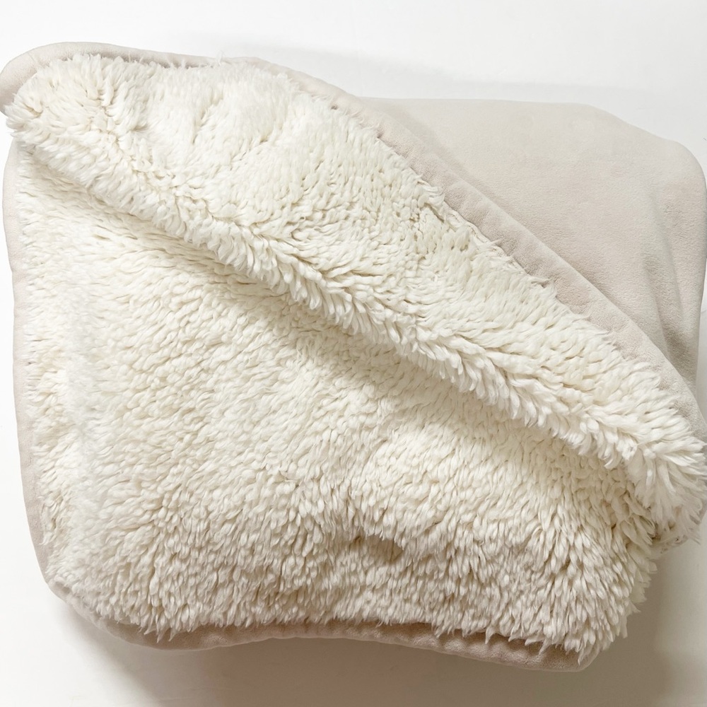 Pottery Barn Home Luxurious Cream Cozy Faux Fur Sherpa Throw Blanket 50 X 70